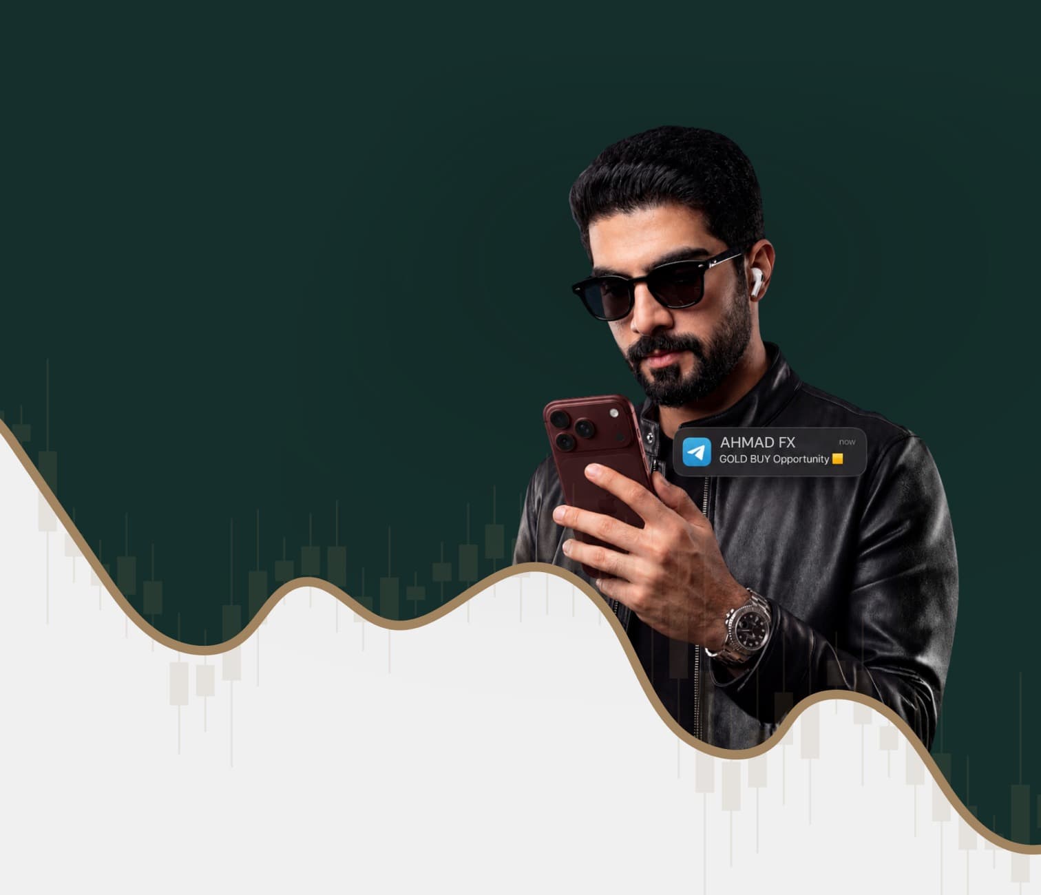 أحمد يتابع إشارة ذهب على الهاتف